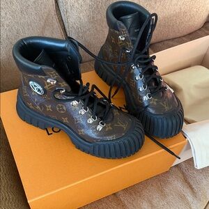 Louis Vuitton - Ruby Flat Ranger Boots 'Brown Monogram with two lace sets
